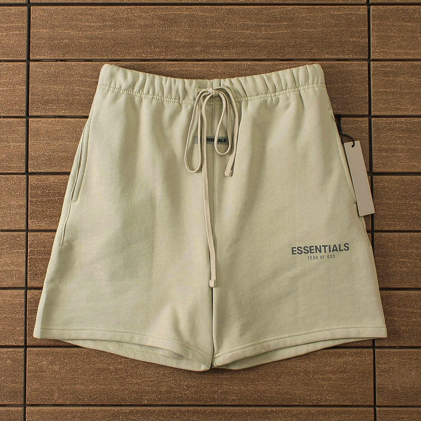 "essence" shorts pistachio